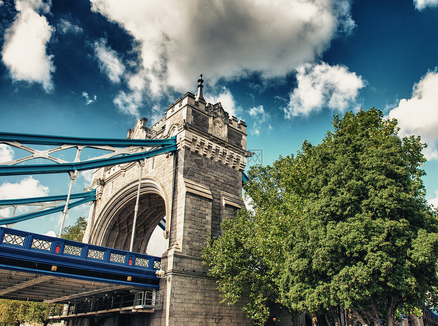著名的塔桥 在早上早晨 伦敦 英格兰旅行艺术天空蓝色历史石头王国城市纪念碑旗帜图片