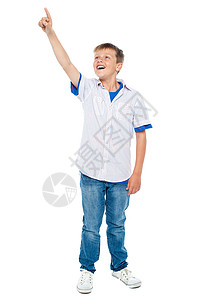 男孩举起红旗指向复制空间区域的迷人的年轻男孩背景