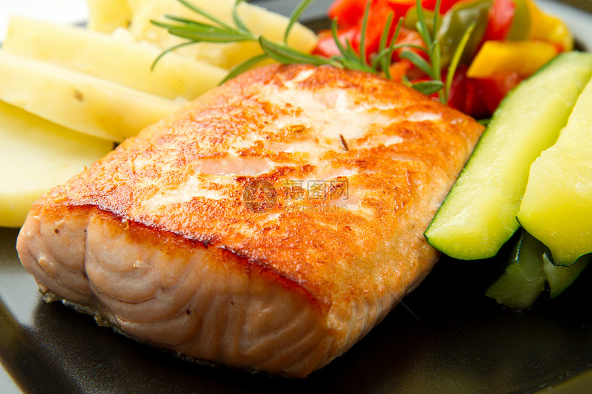 灰鲑鱼和蔬菜餐厅营养食物饮食美味油炸养分盘子美食土豆图片