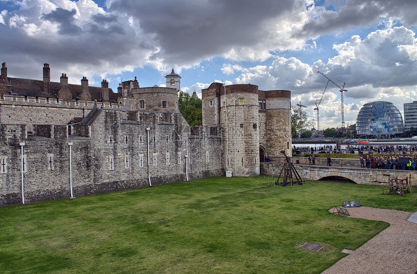 伦敦塔楼 有花园的古老建筑英国天空场景工程历史性石头英语旅行建筑物遗产城市图片