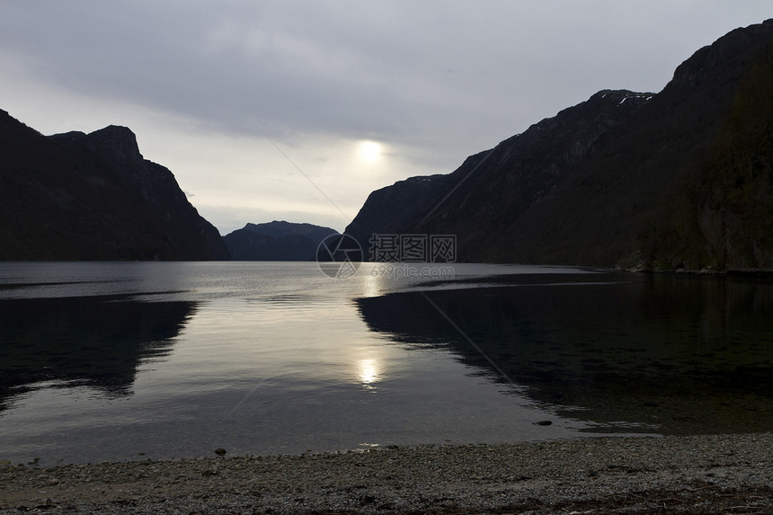 在北纬的fjord 上方的夜视多云乌云爬坡天空海岸海浪水平农村海岸线峡湾图片
