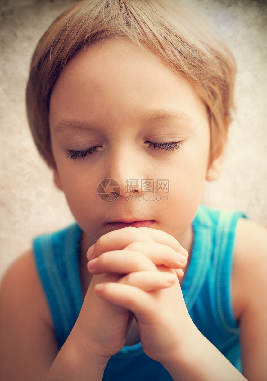 祈祷时的相片男孩图片