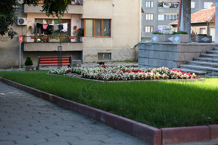 保加利亚布尔加斯Aytos小路灯笼长椅石头娱乐城市场景蓝色阴影花园背景图片
