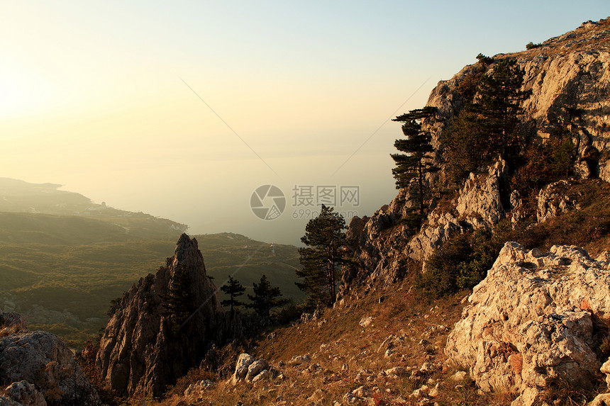 从高山到黑海克里米亚 乌克兰太阳全景岩石风景森林石头天空绿色蓝色旅游图片