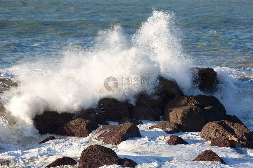 法国阿quitaine的比亚里兹海岩石石头海洋沿海波浪海岸图片