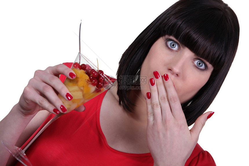 吃水果沙拉的惊喜女人图片