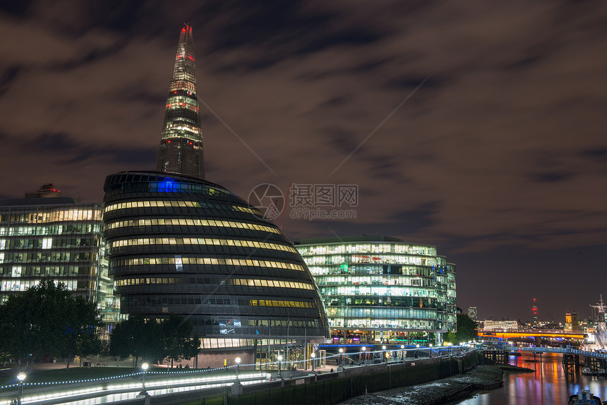 伦敦市风景 包括市政厅和夜里泰晤士河景观场景城市生活大厅蓝色天空旅游地标活力图片