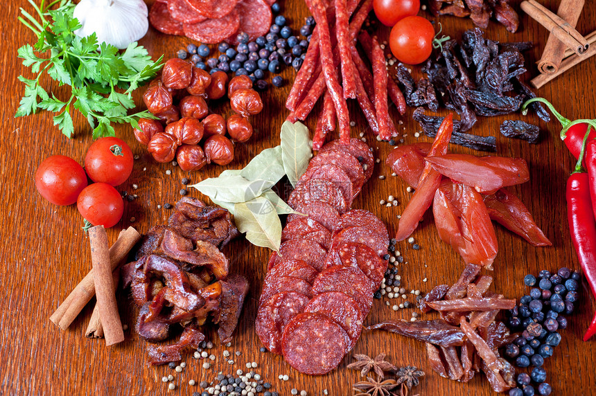 肉类和香肠桌子香料熏制木头治愈香菜蔬菜美食团体木板图片