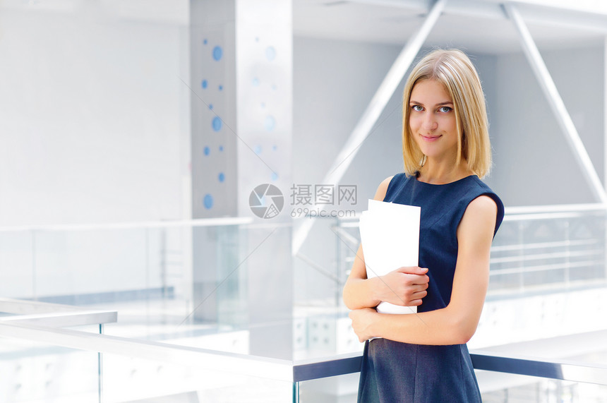 拥有报告 看镜头的女商业家妇女工人蓝色职业成人办公室助手图表秘书公司女性图片