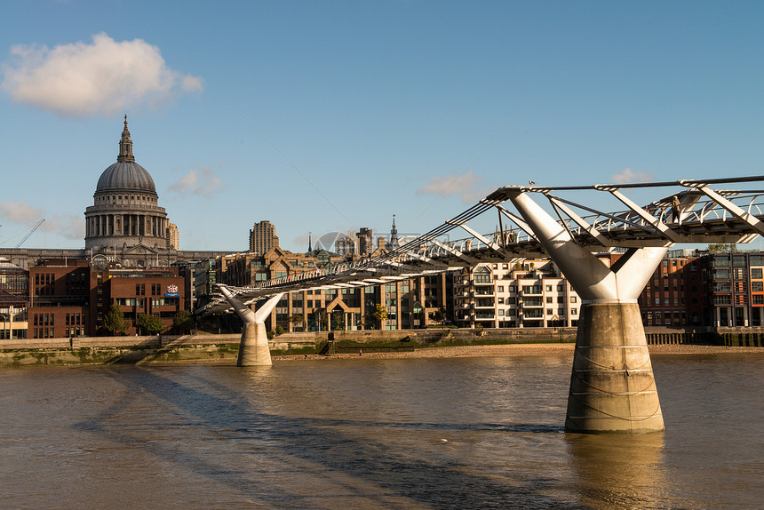 伦敦市 千年桥和圣保罗大教堂城市兴趣景观国家天桥大教堂行人生活旅行旅游图片