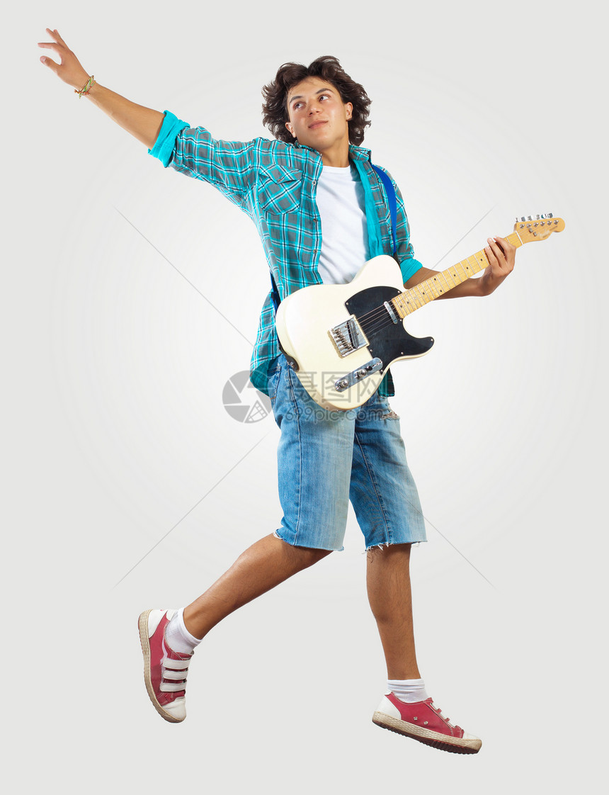 年轻人玩电吉他和跳跳行动男性活力电气蓝调音乐会歌曲飞行乐器音乐图片