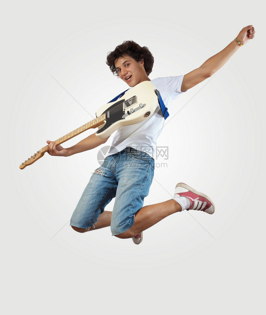 年轻人玩电吉他和跳跳玩家男性空气行动蓝调牛仔裤音乐低音成人自由图片