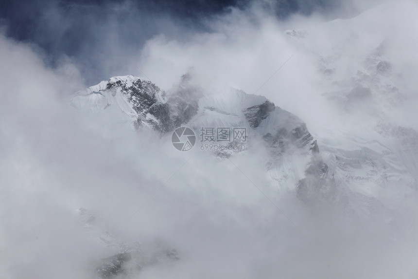 雪雪山远足旅行蓝色山峰风景顶峰爬坡高山天空岩石图片