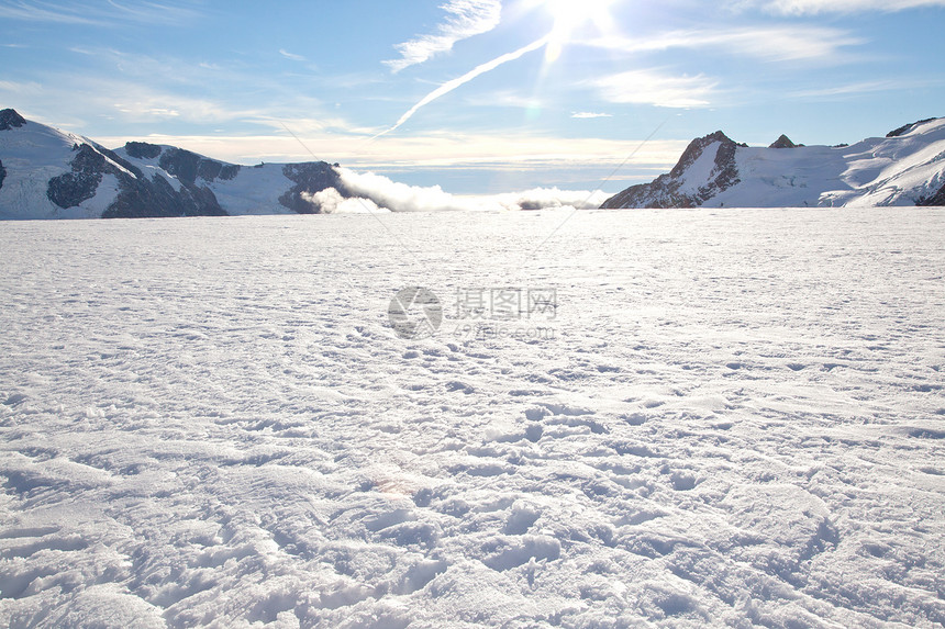冬季风景薄雾岩石公园远景荒野假期旅行旅游顶峰蓝色图片