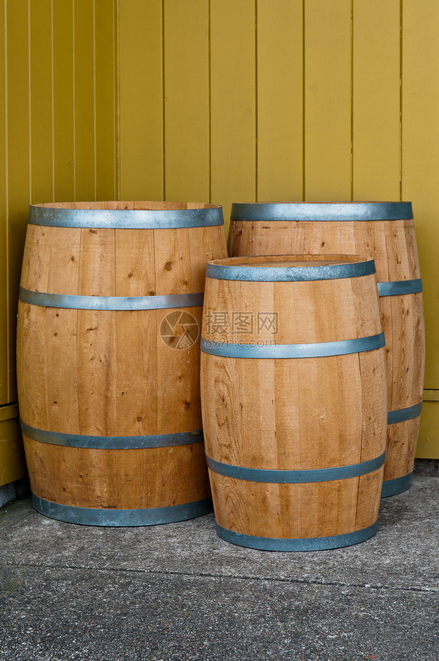 三个木桶木头饮料酒桶地窖藤蔓葡萄园贮存酒厂图片