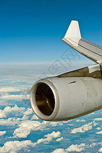 飞机的喷气机引擎飞越云层图片