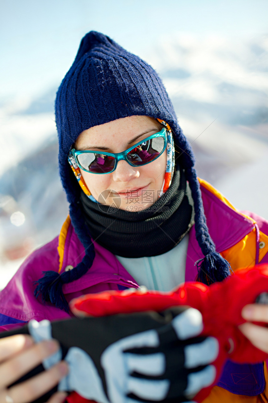 滑雪者欢呼喜悦手套眼镜闲暇太阳镜微笑滑雪笑声围巾图片
