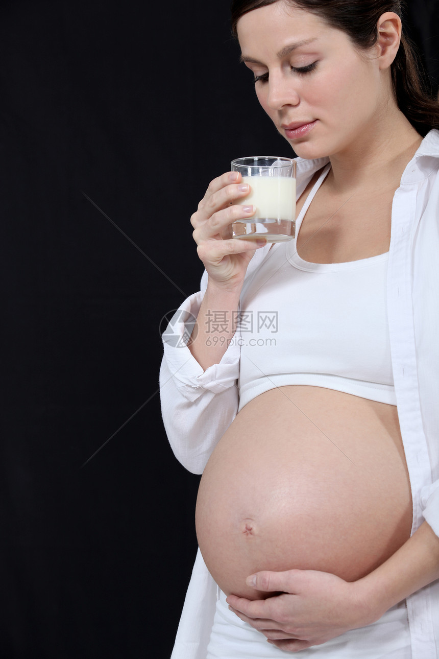 孕妇饮用牛奶食物玻璃父母腹部怀孕母亲婴儿白色养分女性图片