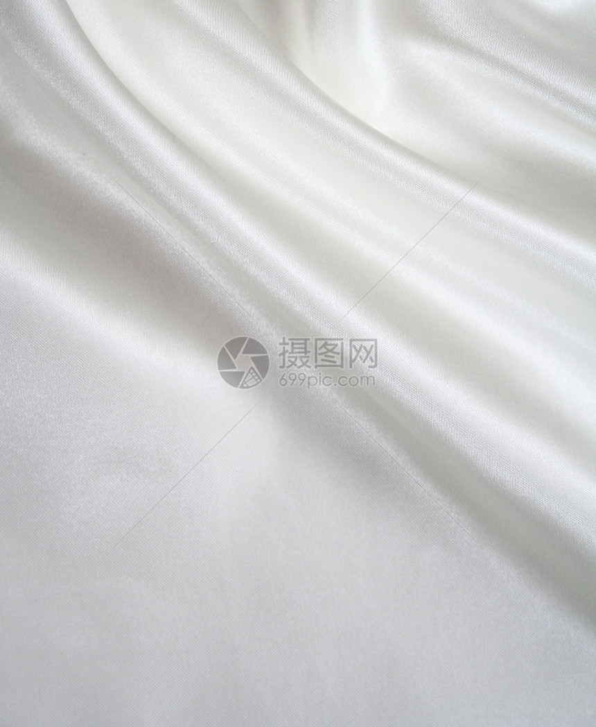 平滑优雅的白色丝绸作为背景涟漪反光银色材料海浪织物布料版税感性曲线图片