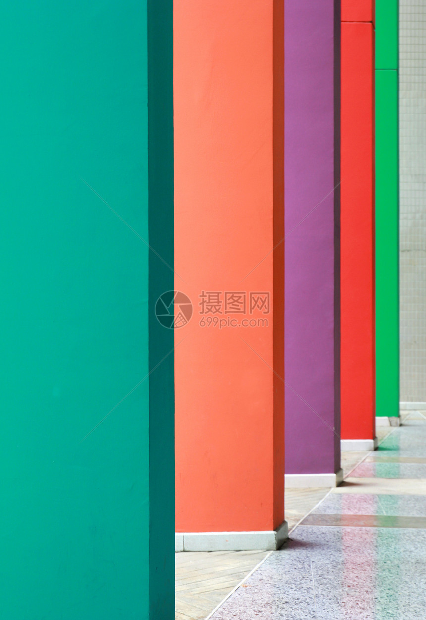 带不同颜色墙的多彩走廊入口城市办公室白色人行道房子建筑紫色大厅乐趣图片