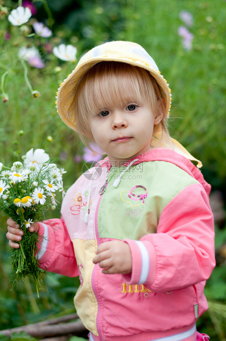 有花的小女孩 2 5岁植物花朵场地女性帽子孩子花园草地雏菊空气图片