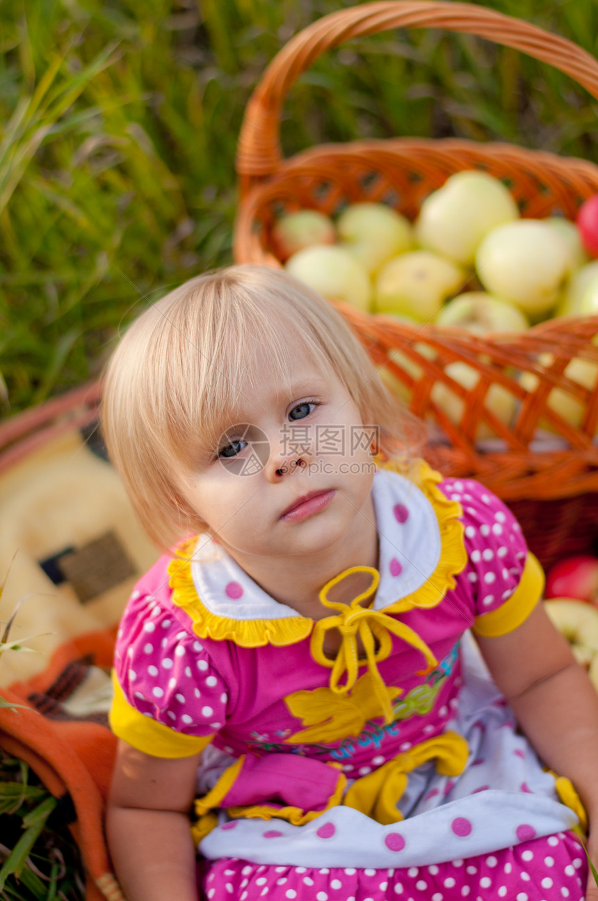 带着一篮新鲜苹果的小女孩水果孩子空气女性收成篮子柳条乐趣营养收集图片