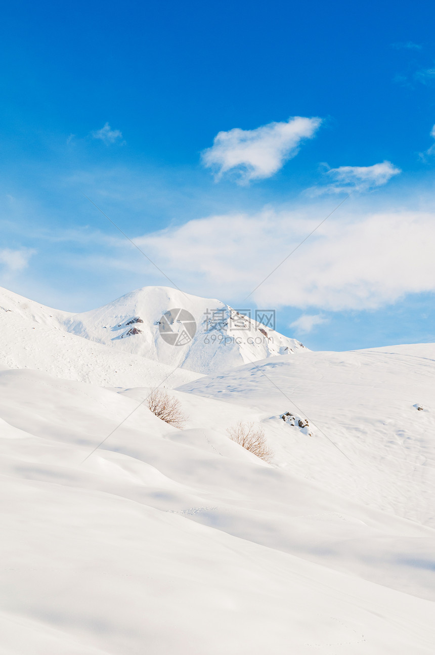 明亮的冬天天雪山岩石顶峰风景场景冰川全景滑雪太阳天空阳光图片