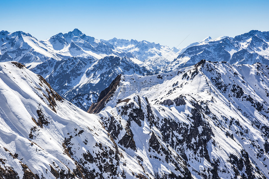 雪雪山太阳阳光假期单板风景小路全景晴天冰川旅行图片