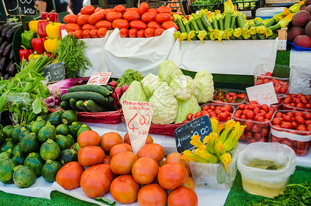 市场摊位上的水果和蔬菜食物营养店铺销售农场茄子生产豆荚展示杂货背景图片