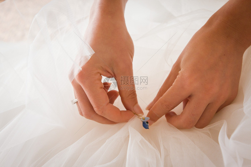 婚礼传统裙子婚姻仪式蓝色女士已婚服装物品别针妻子图片