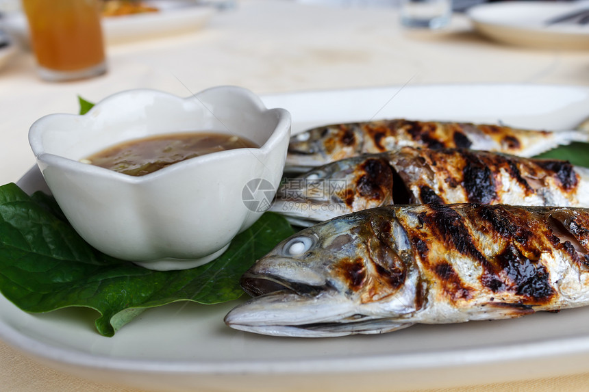 灰熊鱼午餐盘子油炸烧烤美食海鲜柠檬食物鲭鱼炙烤图片