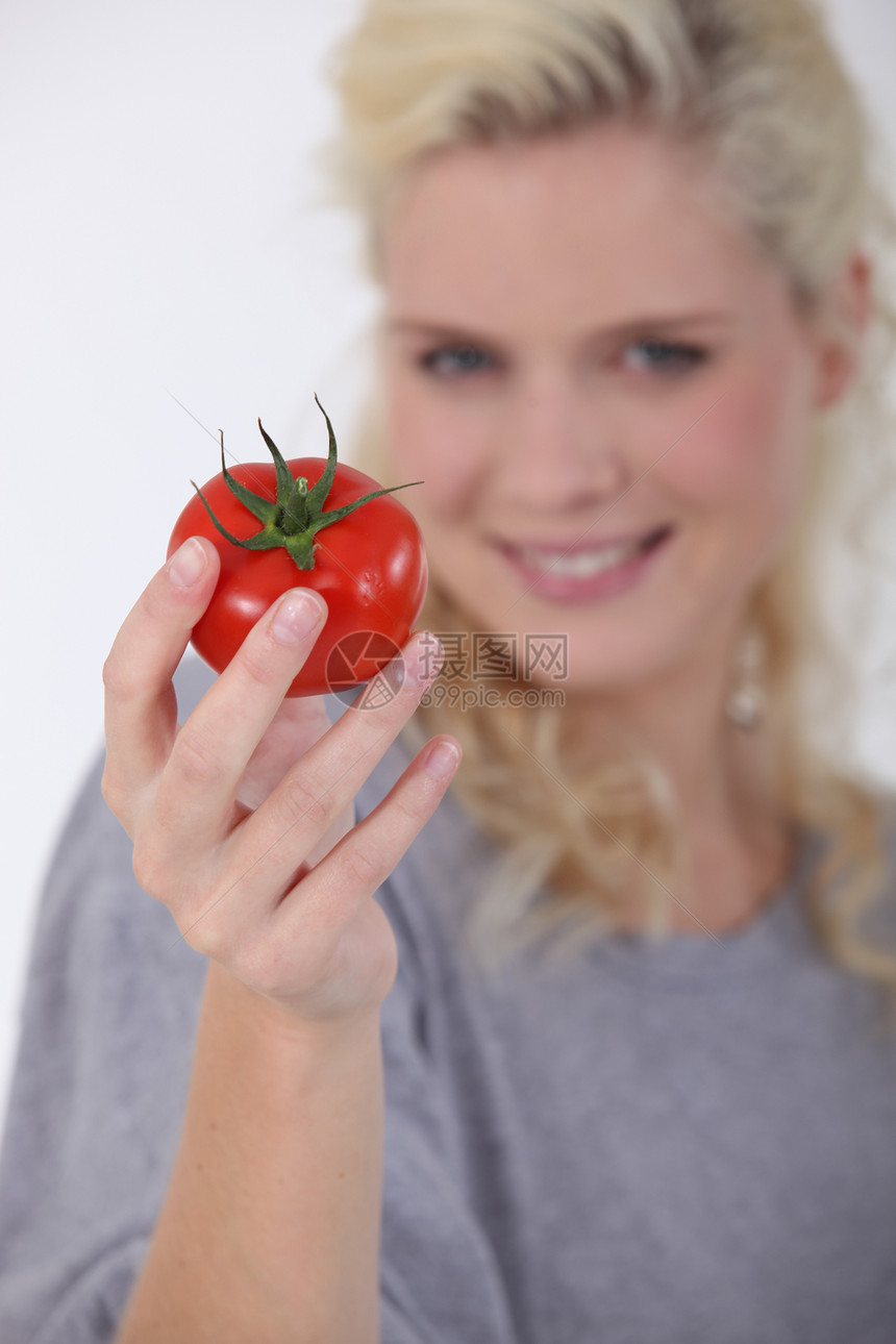 拥有成熟番茄的妇女图片