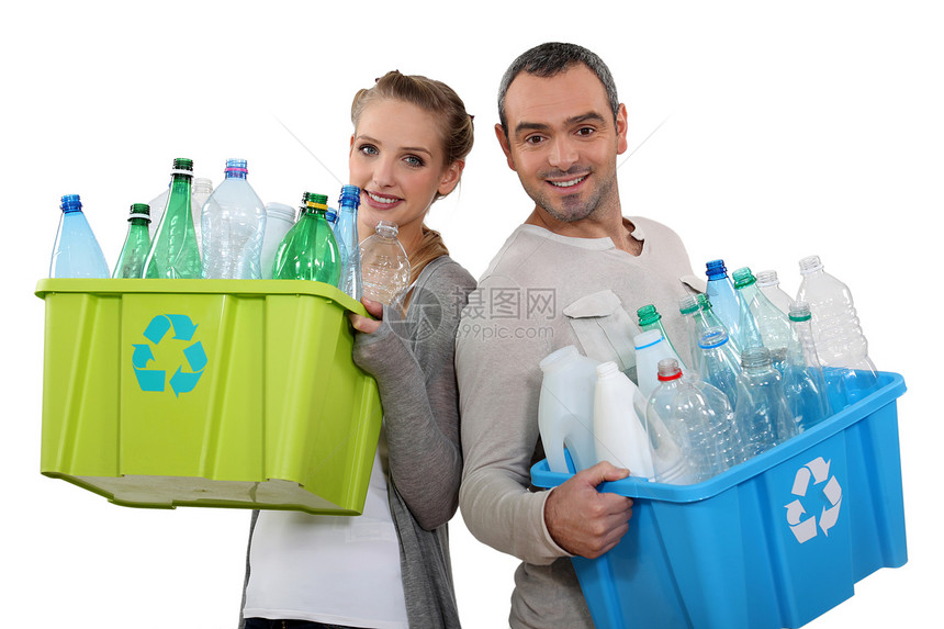 一对夫妇回收空塑料瓶图片