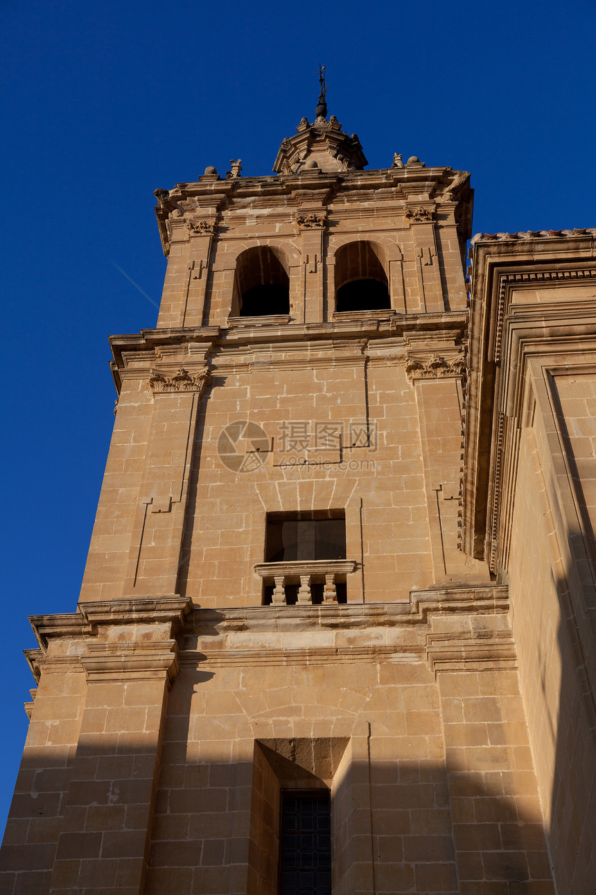 Bri教堂的贝尔塔 作为西班牙拉里奥哈遗产旅游太阳阴影石头宗教钟声晴天建筑学游客图片