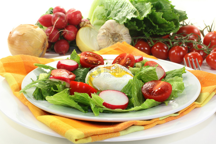 浸卵蛋敷料沙拉酱草药红色面包萝卜绿色蔬菜洋葱图片