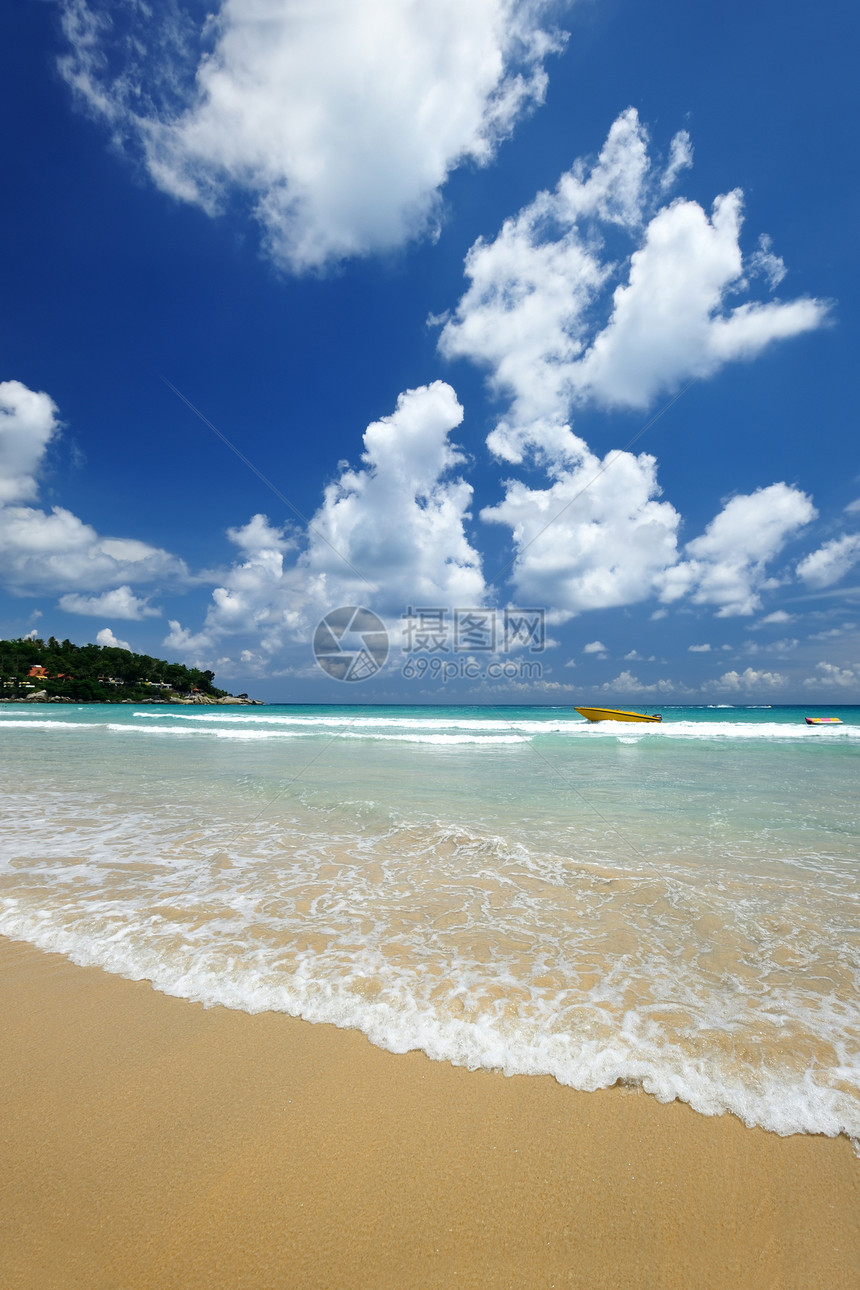 海滩旅行黄色地平线天空风景海浪蓝色边缘游客热带图片