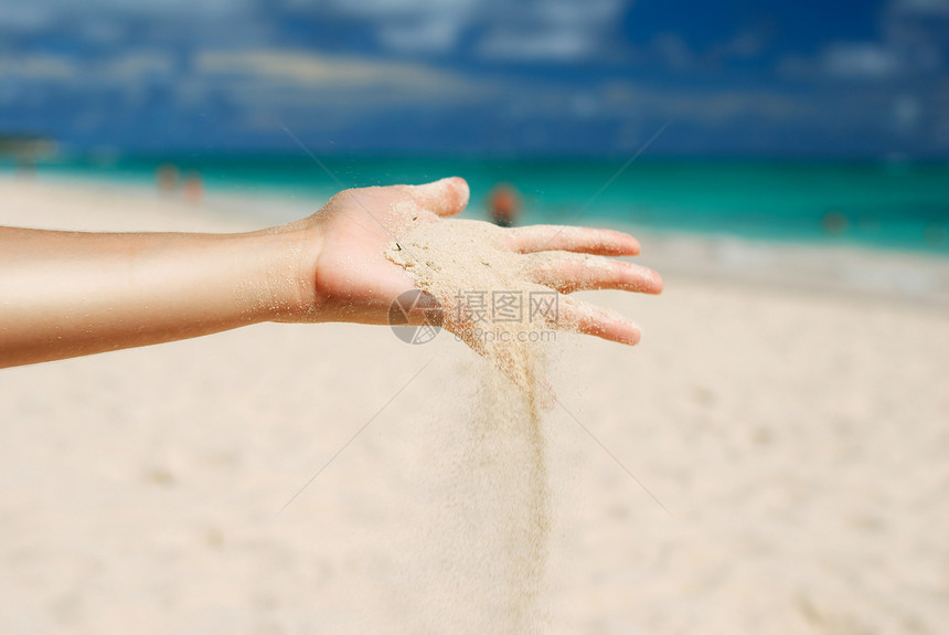 手拿着沙子海景蓝色海洋海岸线女士热带游客风景棕榈海浪图片