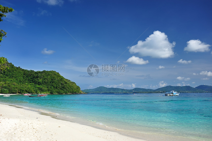 海滩黄色蓝色热带游客地平线海岸线假期海洋旅行天空图片