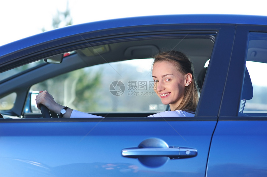 新车幸福成人蓝色女性司机车辆微笑驾驶金发运输图片
