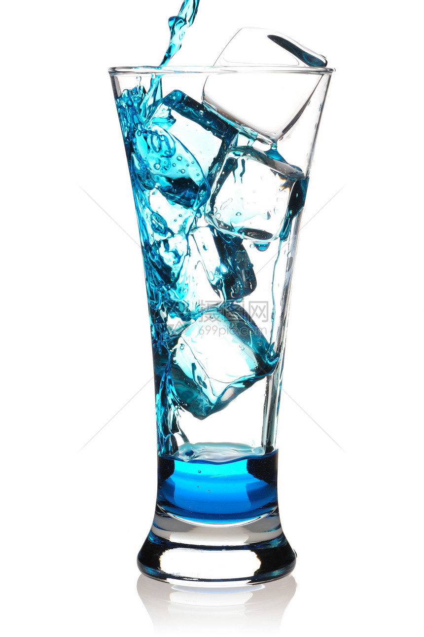 游鸡尾酒酒精白色派对食物苏打稻草糖浆蓝色反射果汁图片