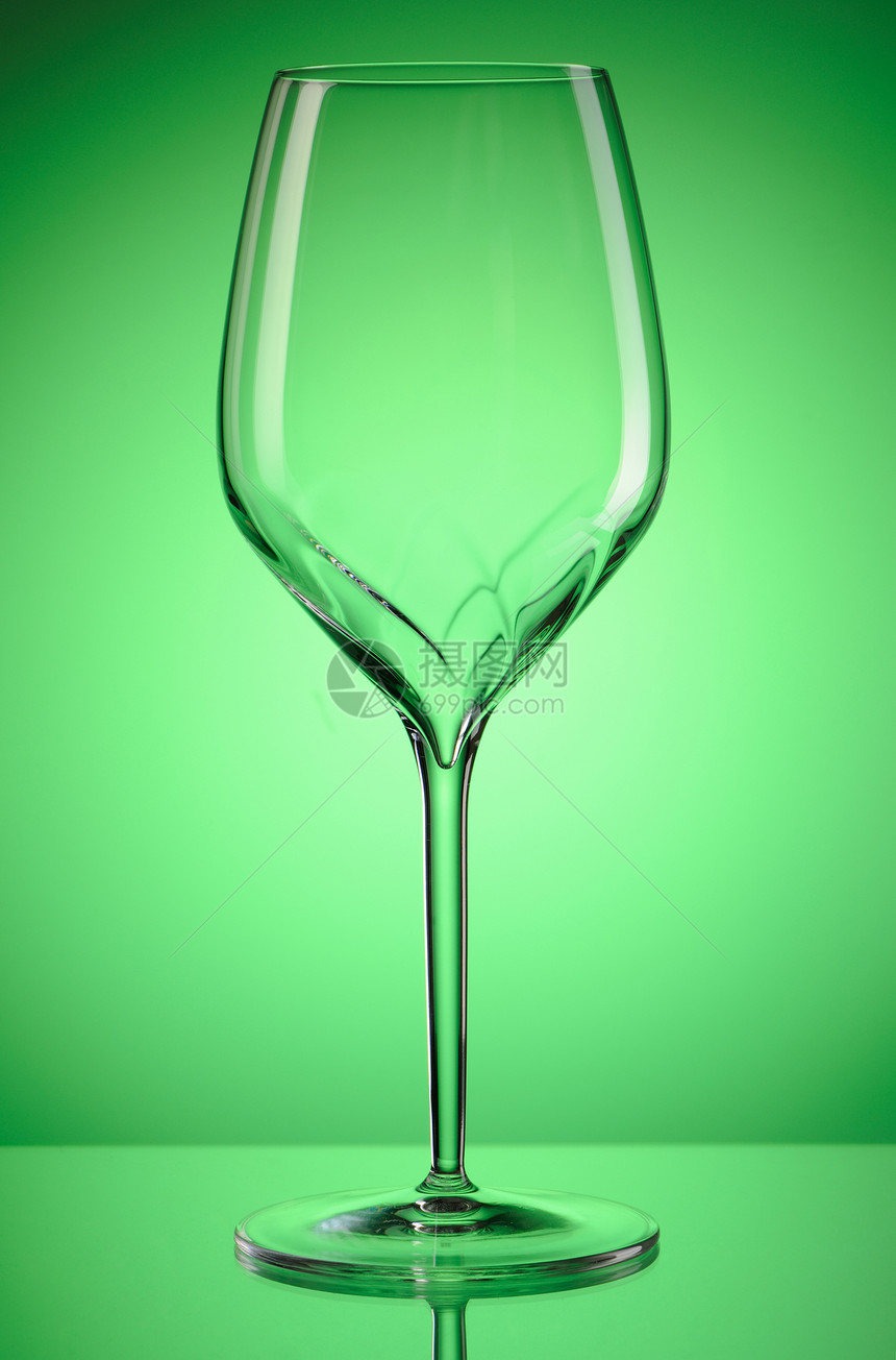 酒杯玻璃绿色反射图片