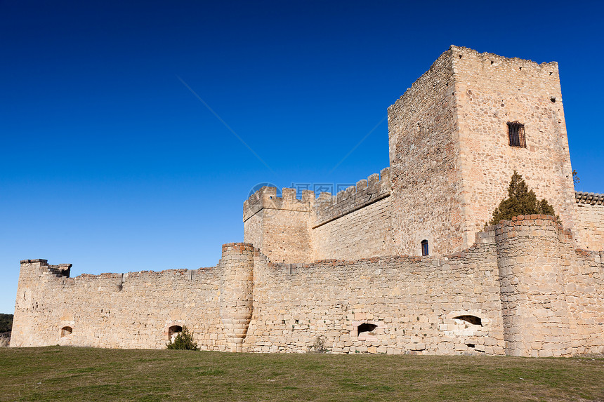 西班牙塞戈维亚 卡斯蒂利亚和里昂佩德拉萨城堡石头旅行墙壁旅游村庄入口建筑学晴天历史图片