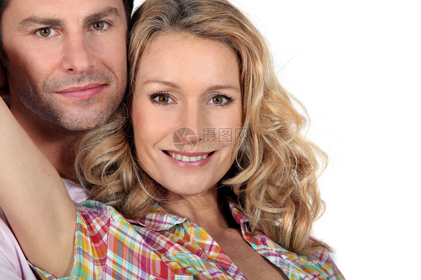 一对夫妇的结娱乐空闲日常生活女士夫妻幸福工作室丈夫拥抱妻子图片