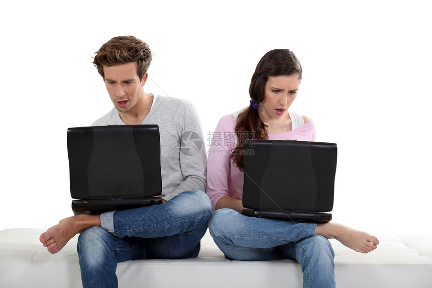 配有膝上型电脑的夫妇女士笔记本震惊男人棕色微笑头发网络夫妻情人图片