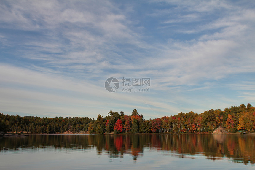 秋树反射着平静的湖湖 — — 人类发展报告 拍到图片