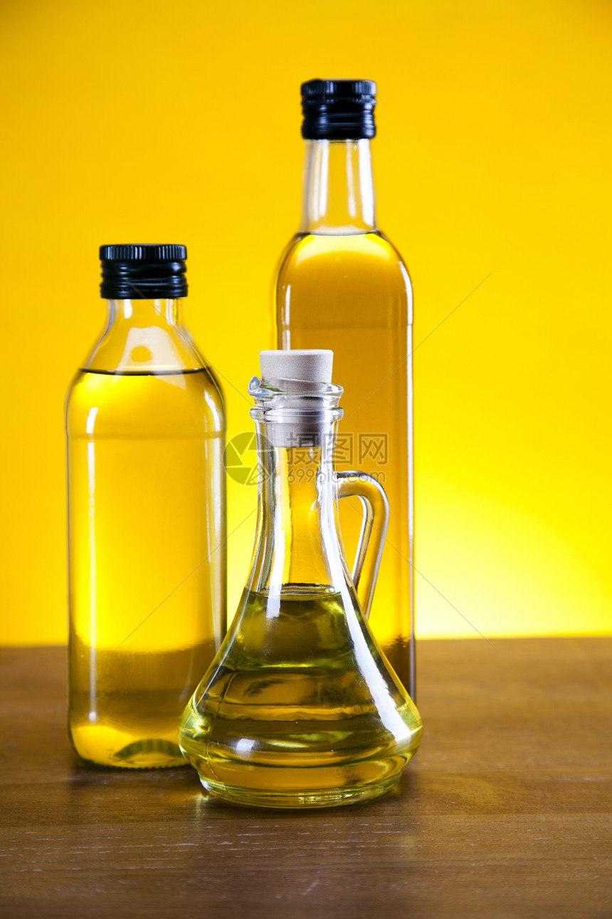橄榄油和橄榄叶子蔬菜绿色传统黄色沙拉饮食玻璃宏观玻璃状图片