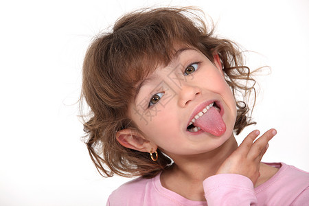小女孩伸出舌头来高清图片