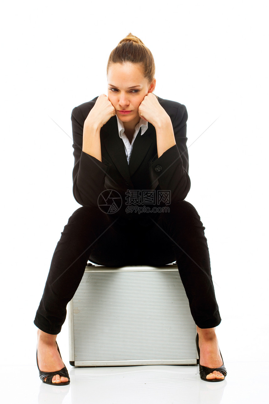 坐在白色背景的公文包上的年轻女商务人士 S女性年轻人人士职业装成人高跟鞋商务女子疲倦棕色图片