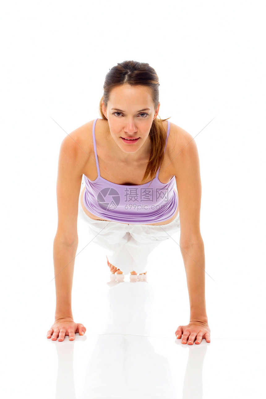 年轻女子在白背景演播室做瑜伽女士年轻人女性运动装成人运动练习娱乐背心器材图片