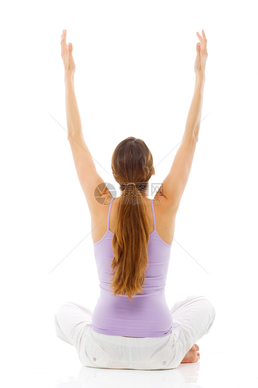 年轻女子在白背景演播室做瑜伽双臂运动成人练习器材年轻人体操娱乐运动装女性图片